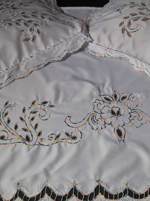 Jogo de cama bordado com richelieu