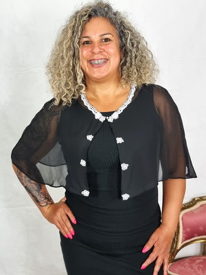 Pelerine preta com renda