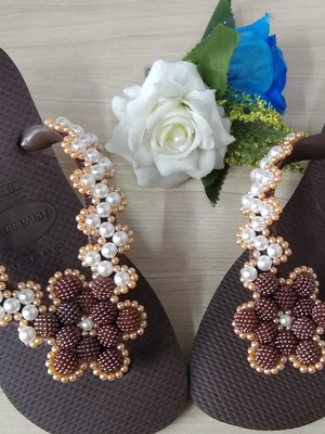 Chinelo customizado com pérolas