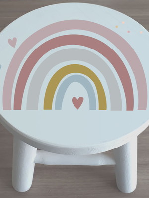 Banquinho de madeira com pintura arco íris - infantil