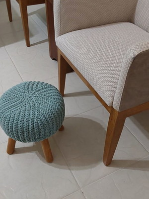Puff banqueta com capa em croche