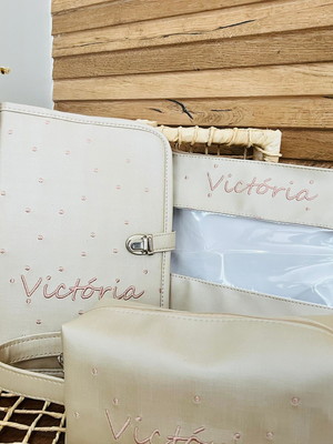 Porta carteira de vacinação e necessaires bordadas