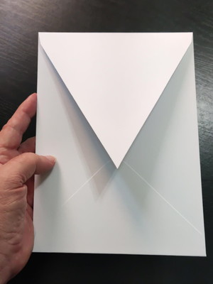 Envelope para convite vertical branco liso sem iniciais