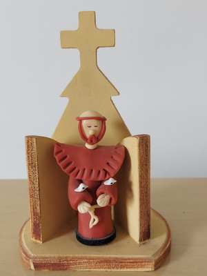 Oratório de madeira com são francisco de assis em biscuit