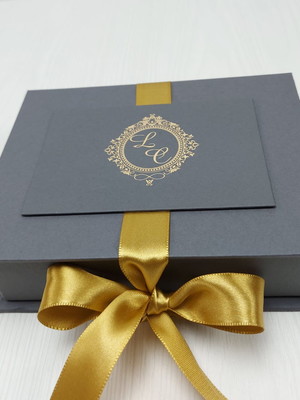 Caixa padrinho 30x20x10 c plaquinha e hotstamping cartonagem