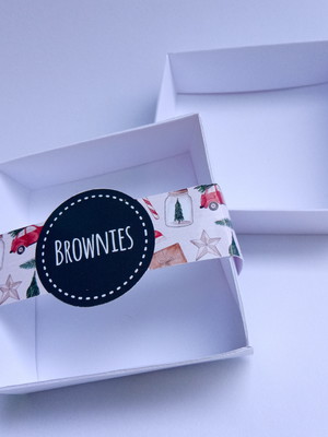 Caixa para brownie branca com cinta personalizada