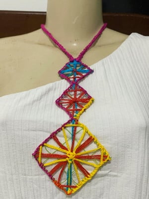 Colar em renda de filé