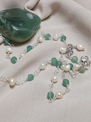 Colar de pedras naturais jade esmeralda e pérolas barrocas