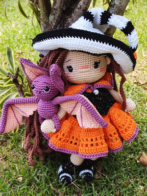 Boneca bruxinha com morcego amigurumi em crochê