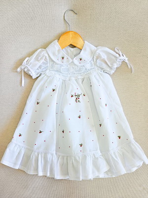 Vestido branco bordado moranguinho com renascença