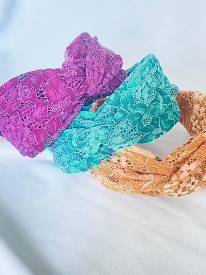 Tiara turbante estruturada em tecido renda