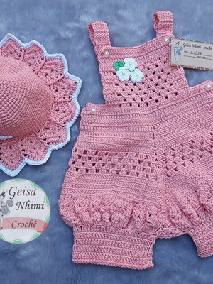 Conjunto de jardineira e chapéu de crochê infantil