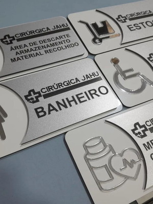 Placas de identificação personalizadas com símbolo espelhado