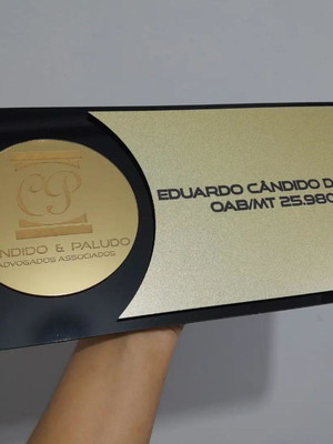 Placa de identificação personalizada com símbolo espelhado