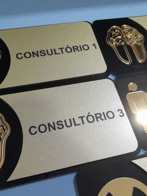 Placas de identificação personalizadas com símbolo espelhado