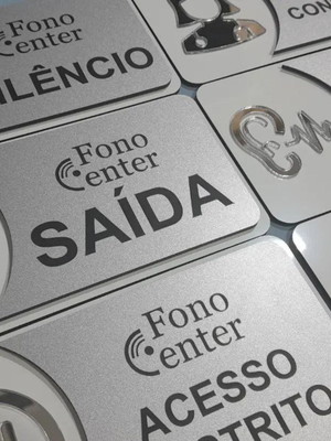 Placas de identificação personalizadas com símbolo espelhado