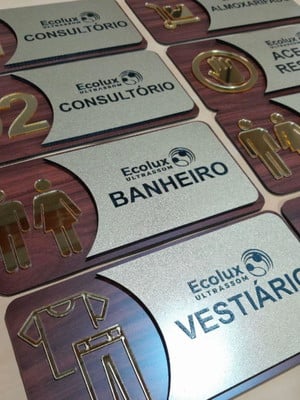 Placas de identificação personalizadas com símbolo espelhado