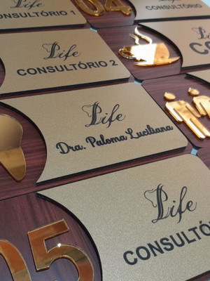Placas de identificação personalizadas com símbolo espelhado