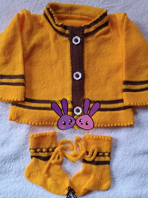 Casaquinho e meia feito em tricô a mão: amarelo com marrom