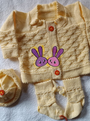 Conjunto feito em tricô a mão: amarelo claro