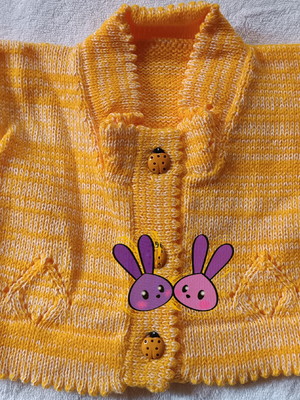 Casaquinho feito em tricô a mão: amarelo
