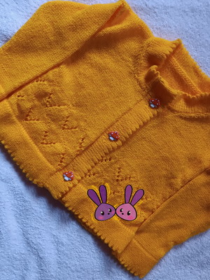 Casaquinho feito em tricô a mão: amarelo
