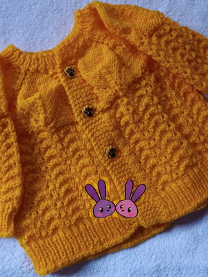 Casaquinho feito em tricô a mão: amarelo