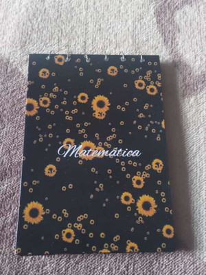 Caderno escolar argolado personalizado.