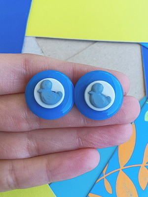 Par de brincos botão pato azul claro