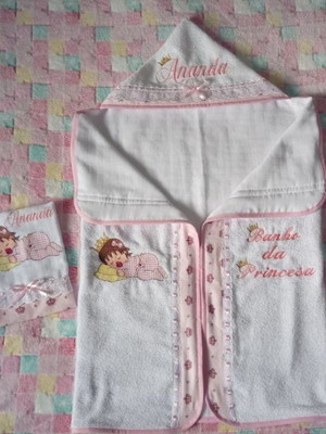 Kit: 1 toalha com capuz, 1 fralda de boca