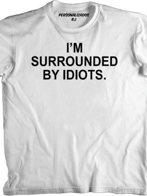 Camiseta engraçada eu estou cercado de idiotas