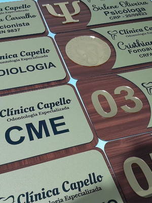 Placas de identificação personalizadas com símbolo espelhado