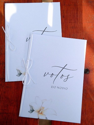 Par caderno de votos de casamento floral lirio