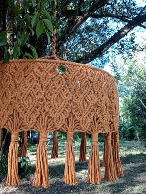 Lustre artesanal em macramé (com conexão elétrica)