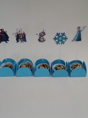 50 forminhas mais 50 toppers pra doces frozen