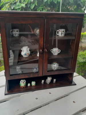 Armarinho porta-bibelô vintage cristaleira de parede vitrine