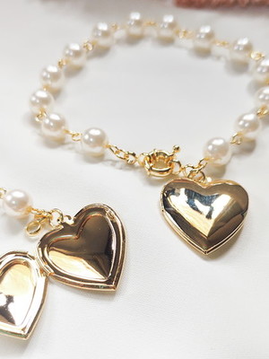 Pulseira com pérolas e pingente relicário de coração