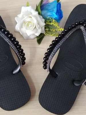 Chinelo customizado com pérolas