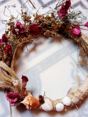 Guirlanda floral com conchas