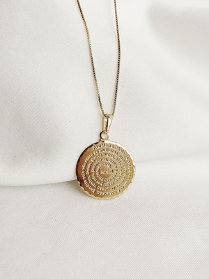Colar com medalha com oração ave maria semijoia ouro 18k