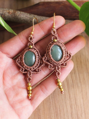 Brinco de macrame com quartzo verde