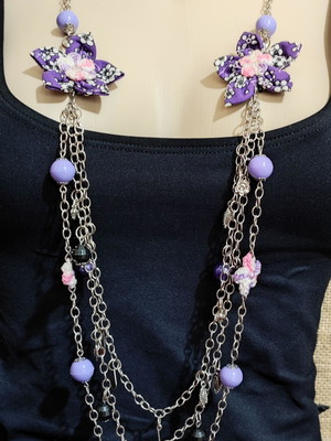 Colar de flores de tecidos
