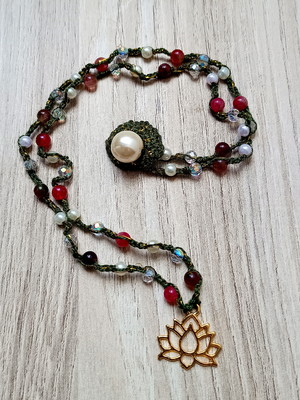 Colar artesanal - crochê pedras & pingente flor de lótus