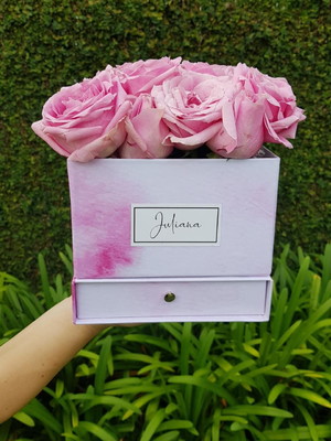 Caixa com flores naturais e doces - flores: rosa cor de rosa