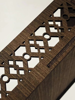 Bandeja de mdf pintada com detalhes em arabescos