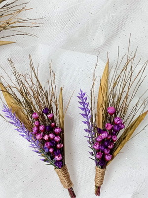 Lapela de lavanda com flores secas para noivo padrinhos