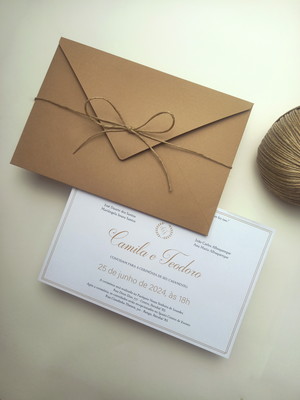 Convite de casamento com envelope kraft e rami