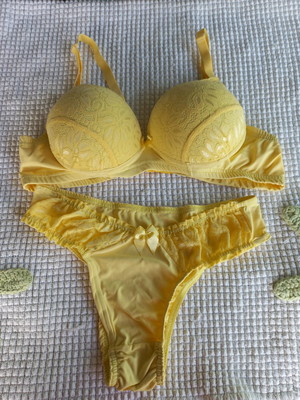 Conjunto de lingerie amarelo sutiã e calcinha