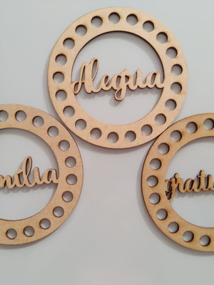 Placa crochê em mdf gratidão; família e alegria 10cm kit c/3
