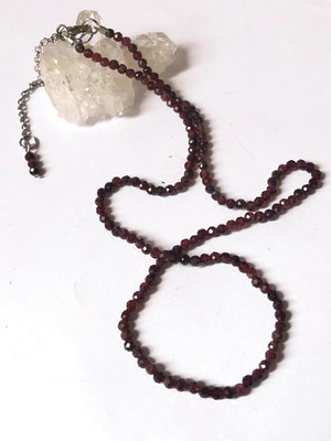 Colar choker com granadas facetadas e inox